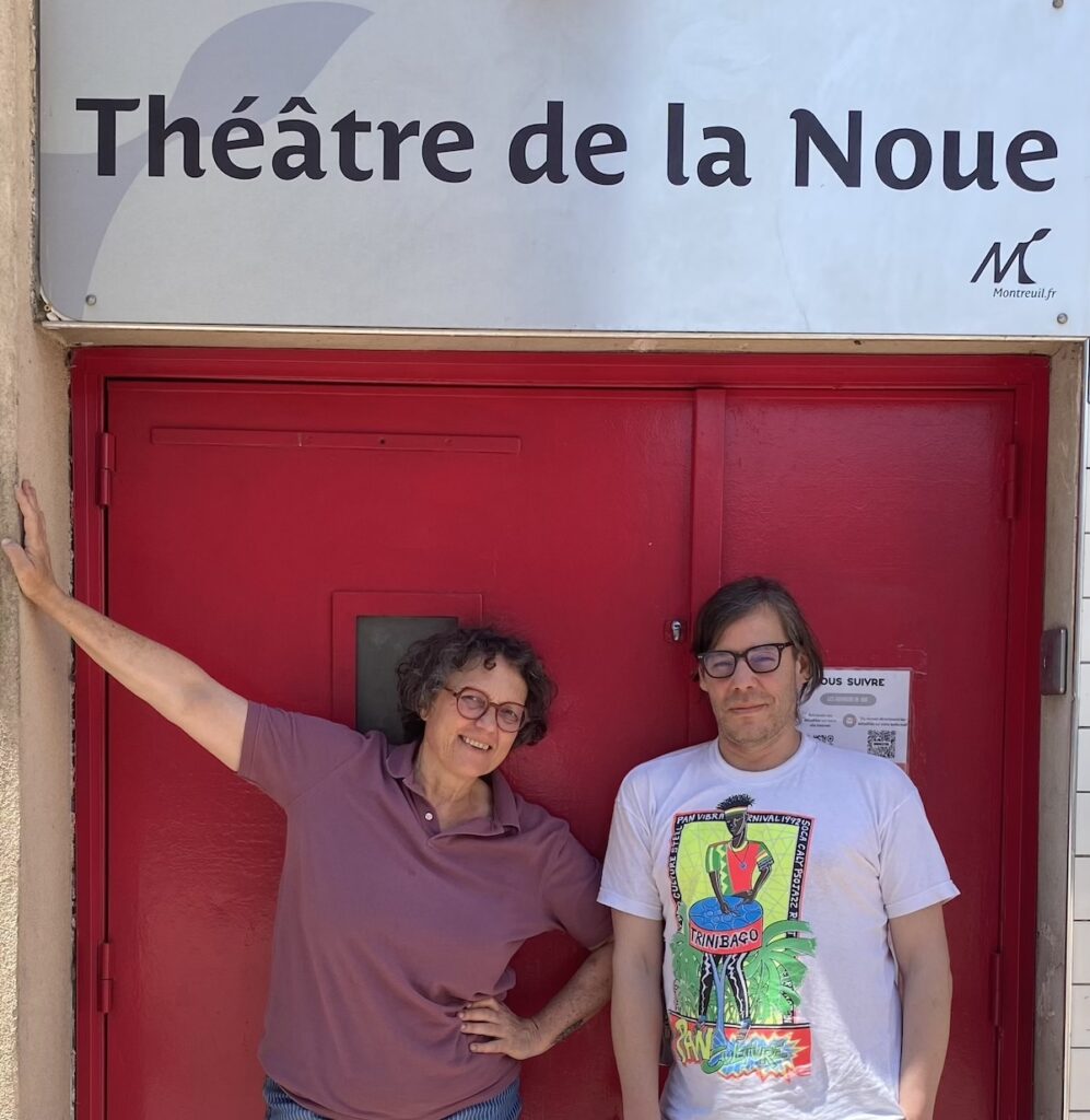 Anna Cottis et Jose Vivallodevant le théâtre